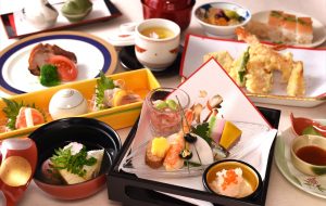 ＜お顔合わせ会食＞<br>夫婦の神様を祀る神社で、新しい家族の絆を結ぶ。