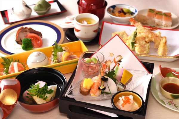 ＜お顔合わせ会食＞<br>夫婦の神様を祀る神社で、新しい家族の絆を結ぶ。