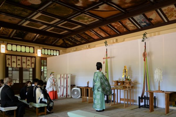 拝殿での祈祷 工事場所を覆って 拝殿での祈祷 工事場所を覆って